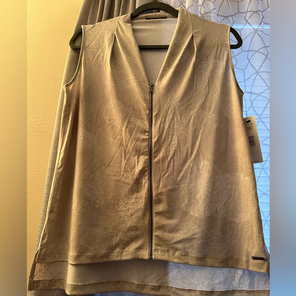 Tahari size M women’s top. New with tag